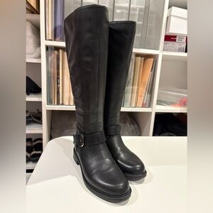 Women’s boots size 6 wide, excellent condition